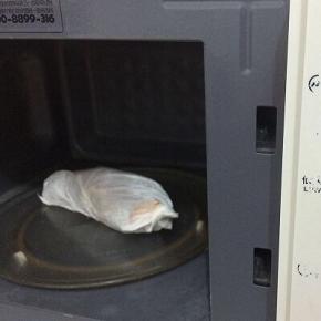 放入微波炉中，大火三分钟，然后拿出，翻到另一面，也同样大火三分钟