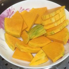 锅里倒入适量的水烧开，将装南瓜的盘子放入锅中，直至蒸熟为止