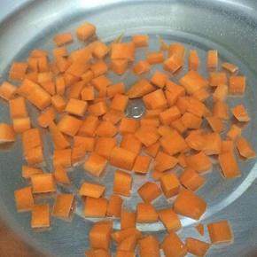 汤锅里加入适量的水烧开，加入一点油，然后将胡萝卜放入焯水三分钟