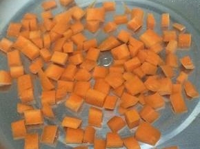 汤锅里加入适量的水烧开，加入一点油，然后将胡萝卜放入焯水三分钟
