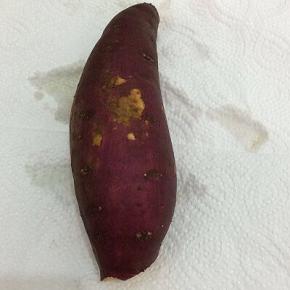 将红薯洗干净，放在厨房纸巾上