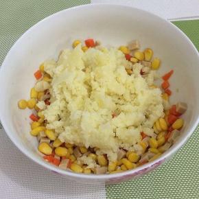 然后将土豆泥放入碗中搅拌均匀