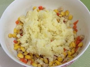 然后将土豆泥放入碗中搅拌均匀