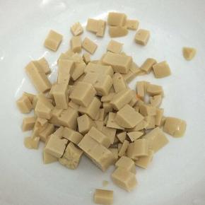 火腿肠也同样切成小块