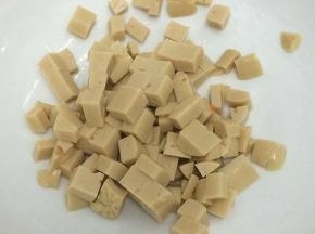 火腿肠也同样切成小块