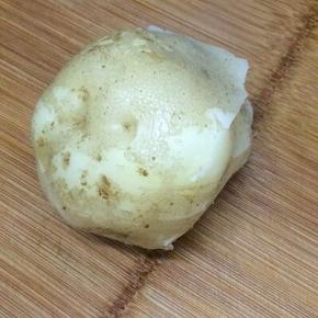 土豆放入电压力锅中压熟拿出，将皮趁热剥掉