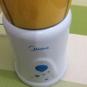 接通电源，按下开关，机器开始工作，不至少一分钟，牛奶南瓜汤做好了