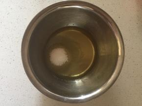 玉米油中加入白糖拌匀