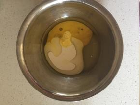 加入盐、蛋液、淡奶油拌匀