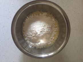 筛入低粉、小苏打拌匀