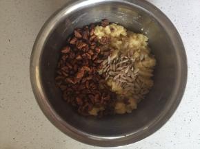 加入核桃仁、瓜子仁拌匀