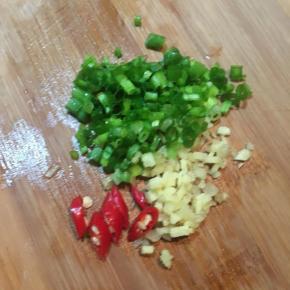 香葱和生姜切碎，小米椒切圈备用。