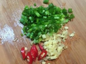 香葱和生姜切碎，小米椒切圈备用。