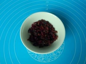 黄油室温软化，越莓干切碎。