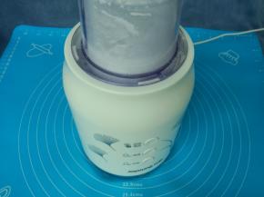 砂糖用料理机打成糖粉。
