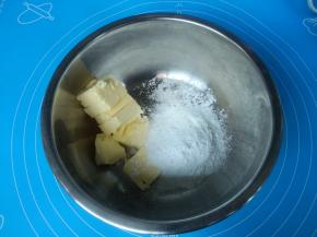 软化好的黄油加入糖粉，盐用电动打蛋器搅打均匀，颜色变浅。