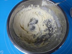 继续用打蛋器搅打至体积蓬松，呈羽毛状。