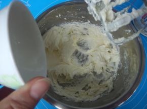 酸奶酸奶分成三次加入黄油中，每加入一次打匀后再加入下一次，搅打至酸奶与黄油完全融合。