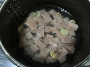 里脊肉洗净后切小块，放进高压锅中，添加适量的清水和姜片