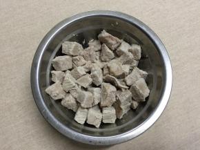 取出煮熟的里脊肉，沥干水后晾凉