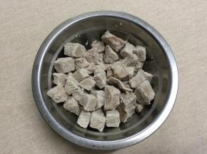 取出煮熟的里脊肉，沥干水后晾凉