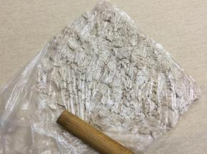 装进保鲜袋内，用擀面杖将肉敲打压扁