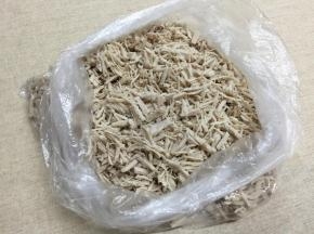 提起保鲜袋，置于手心内，双手合十来回搓，把里脊肉搓成一丝丝的