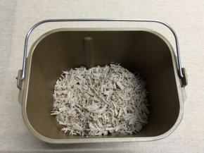 将肉丝置于东菱6D面包机内