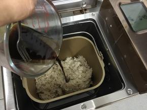 当程序时间降至50分钟的时候，搅拌叶开始转动，此时加入调料