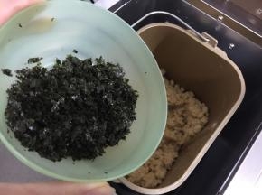 接着加入紫菜碎，直至程序结束将肉松倒出，摊开晾凉，就可以密封冷藏保存了