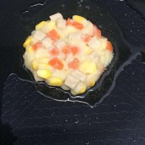 锅里倒入适量的油，等油热后，下入做好的土豆玉米饼坯