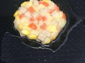 锅里倒入适量的油，等油热后，下入做好的土豆玉米饼坯