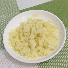 用勺子压成土豆泥