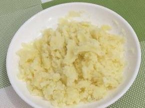用勺子压成土豆泥