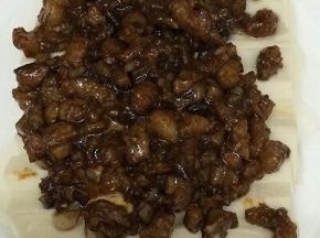 把炒好的酱料，放在豆腐上面