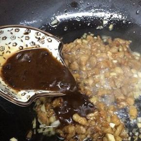 然后将调好的酱，倒入煸炒出酱香味关火