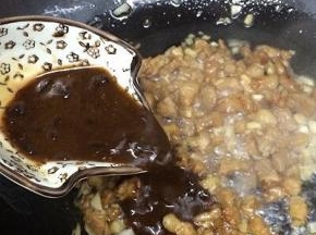 然后将调好的酱，倒入煸炒出酱香味关火