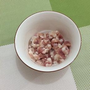 五花肉切成小丁