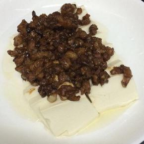 蒸锅中加入水烧开，将装有豆腐的盘子放入锅中，大火蒸十分钟即可