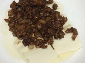 蒸锅中加入水烧开，将装有豆腐的盘子放入锅中，大火蒸十分钟即可