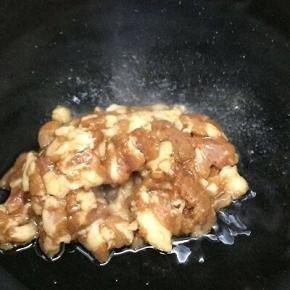 锅里倒入适量的油，等油烧热后，倒入腌制好的肉煸炒变色