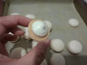 挤在其中一片上，再拿一片盖住，完成。夹好馅后入冰箱冷藏过夜才更好吃。