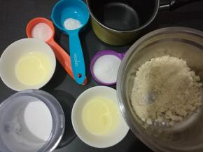 准备好所有材料。杏仁粉和糖粉混合（我买的无需过筛的杏仁粉），TPT挖坑加入蛋清33克，盖住。