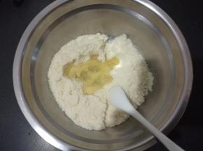 蛋白加入糖（我一次性加入的，也可分三次加入），打发至湿性偏干状态。