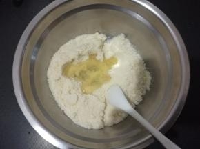 蛋白加入糖（我一次性加入的，也可分三次加入），打发至湿性偏干状态。