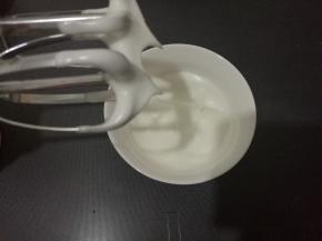 蛋白加入糖（我一次性加入的，也可分三次加入），打发至湿性偏干状态。