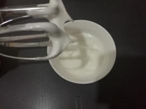 蛋白加入糖（我一次性加入的，也可分三次加入），打发至湿性偏干状态。