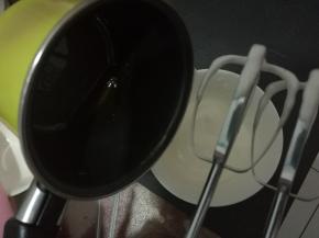 煮好的糖水呈流线状加入蛋白霜中，打蛋器高速打发，至出现纹路。