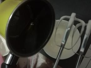 煮好的糖水呈流线状加入蛋白霜中，打蛋器高速打发，至出现纹路。
