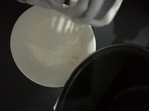 第一步中的TPT混合均匀至无干粉即可停止。打发好的蛋白霜分三次加入到上一步中。第一次压拌，消泡也没关系。第二次戚风一样翻拌，第三次飘带拌，捞起，抖落。